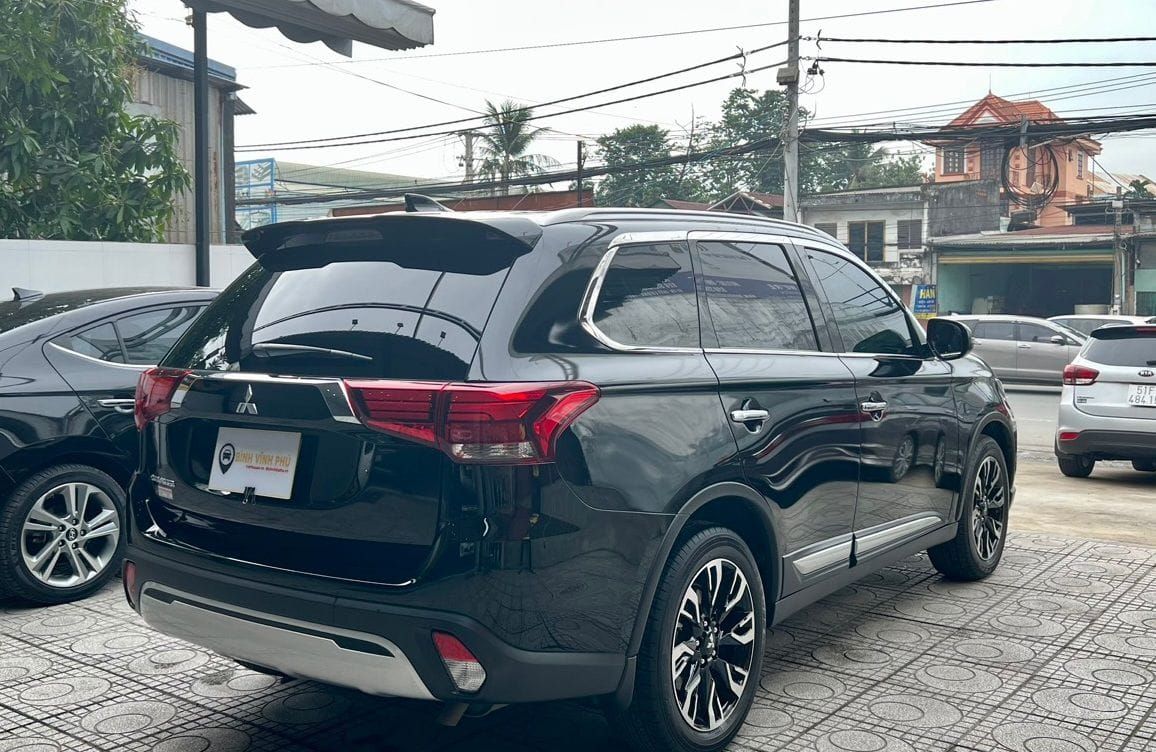 Mitsubishi Outlander 2021 màu đen biển tỉnh