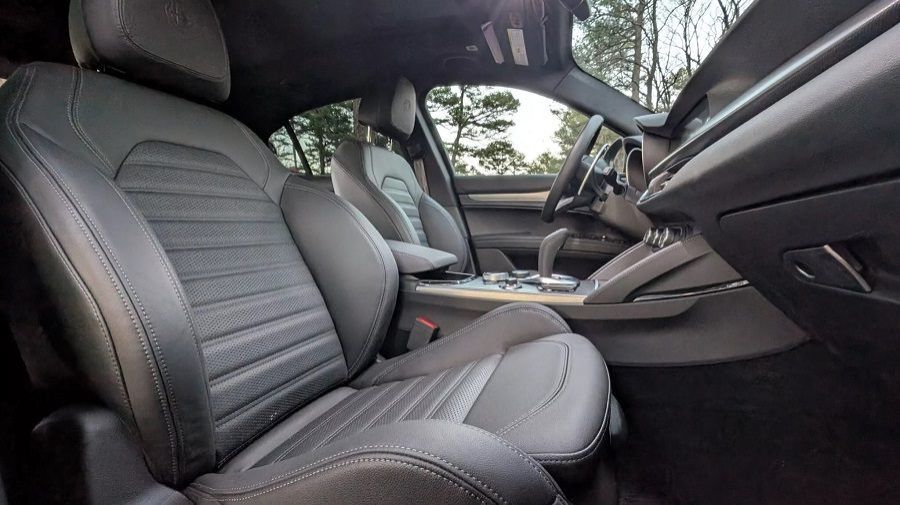 nội thất Alfa Romeo Stelvio 2025