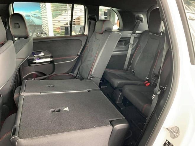 Cận cảnh Mercedes-Benz GLB 200 AMG tại đại lý, giá 2 tỷ đồng