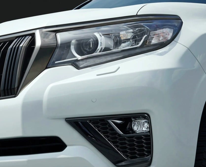 Chi tiết trang trí trong đèn pha và viền đèn sương mù trước cũng được sơn màu đen