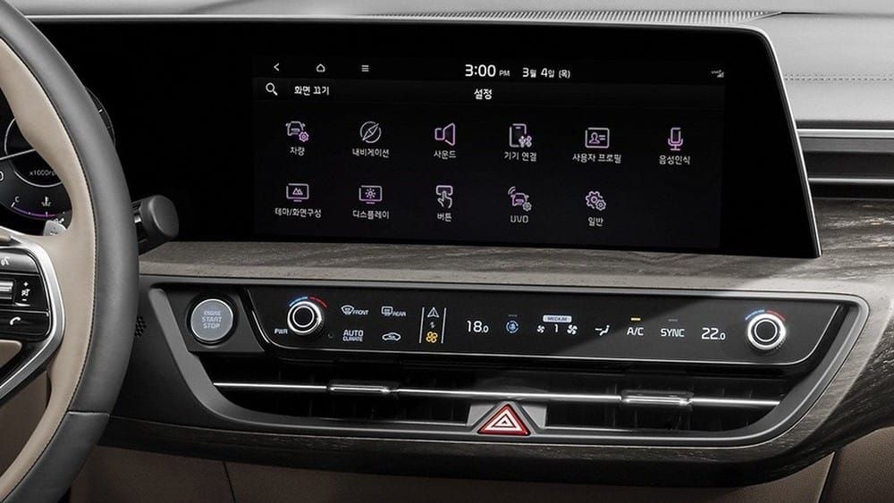 ... và màn hình trung tâm 12 inch