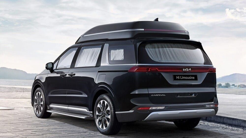 Kia Carnival High Limousine 2022 bản 4 chỗ có đèn phanh trên nóc xe