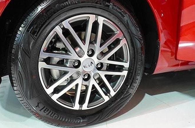 Kia Soluto và Mitsubishi Attrage - Xe nào đáng mua hơn?