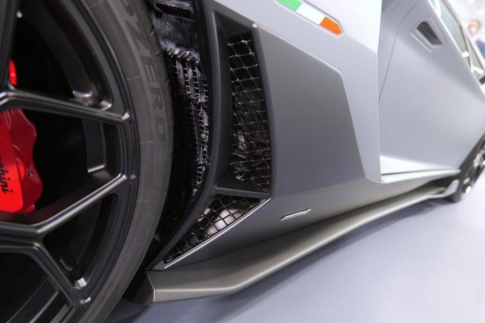 Xe có thêm nẹp sườn bên hông bằng carbon