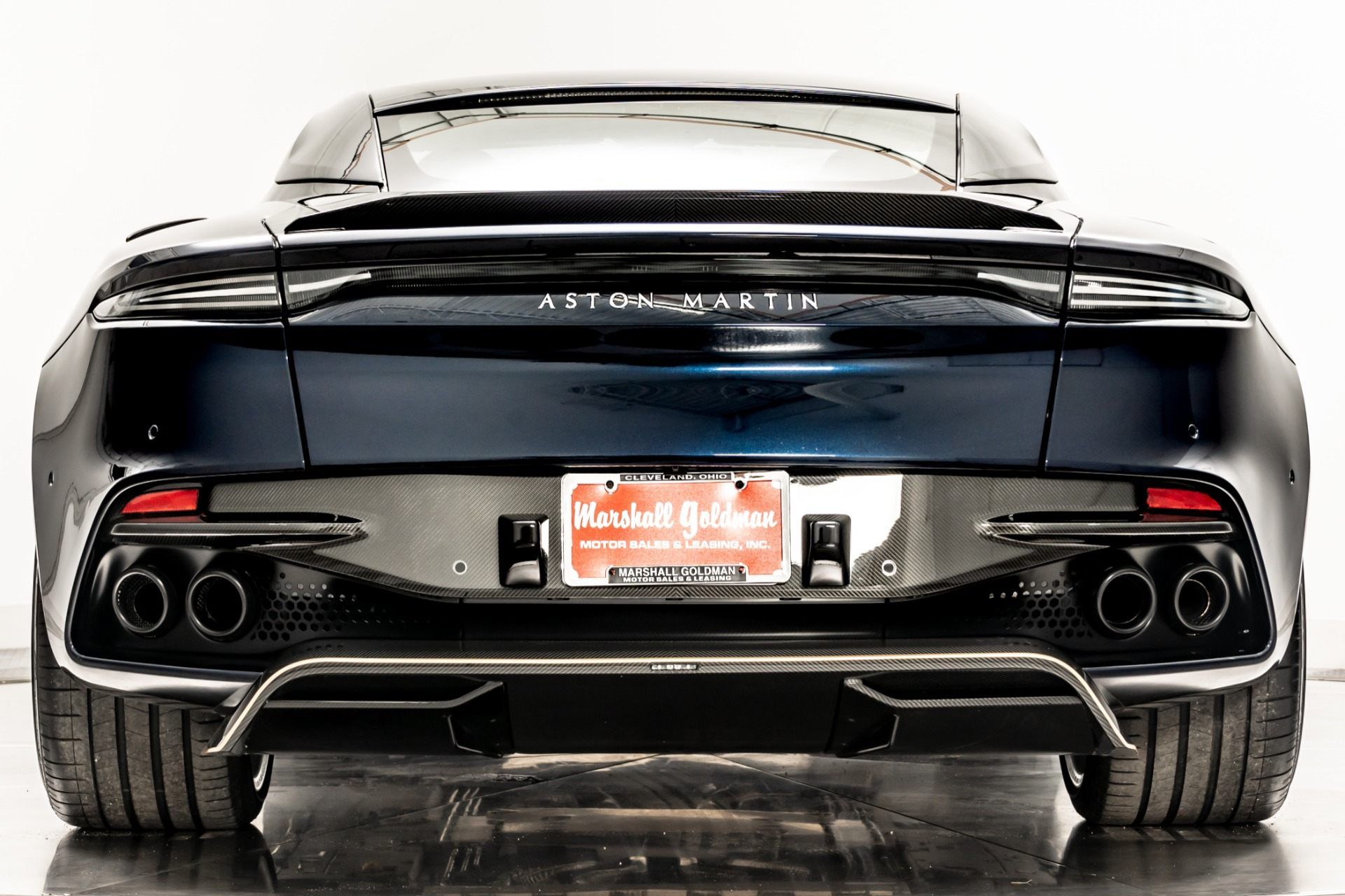 đuôi xe Sabiro Blue Aston Martin DBS Superleggera