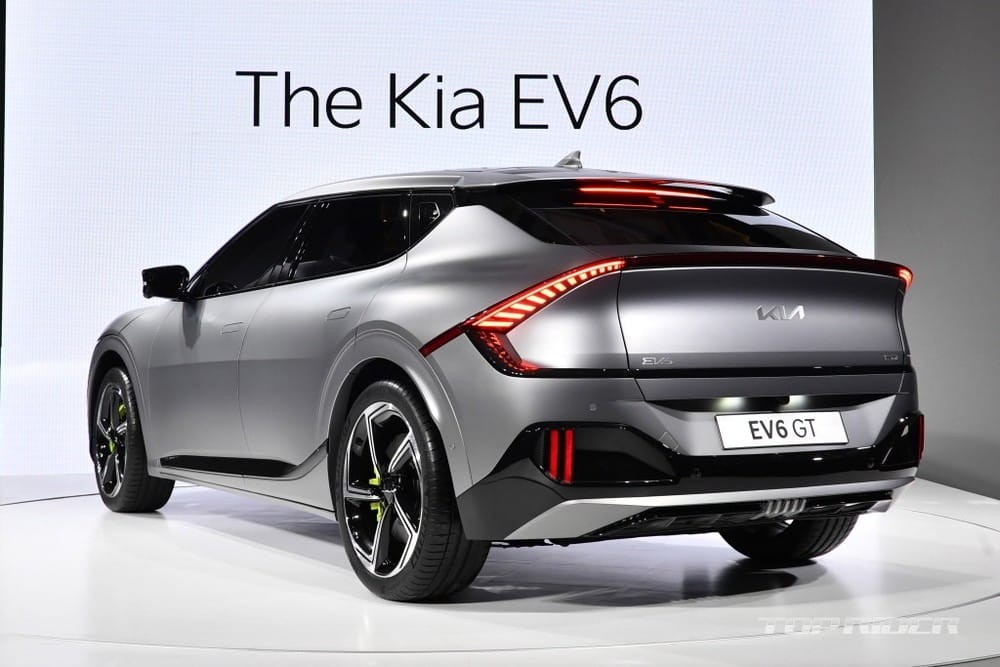 Kia EV6 2021 nhìn từ phía sau Kia EV6 2021 nhìn từ phía sau