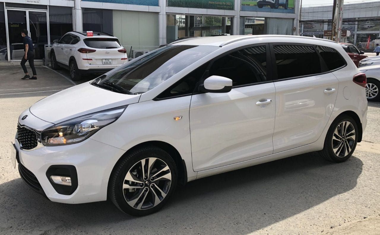 Kia Rondo GMT 2022 số sàn màu trắng đi 12000km