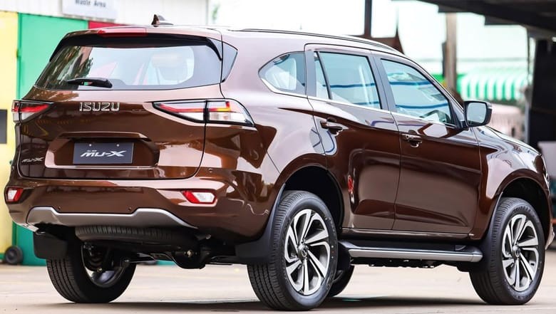 Đuôi xe Isuzu Mu-X nhìn từ bên hông
