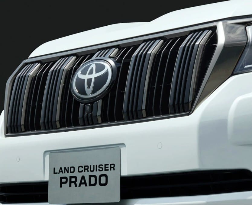 Lưới tản nhiệt màu đen của Toyota Land Cruiser Prado 70th Anniversary 2021