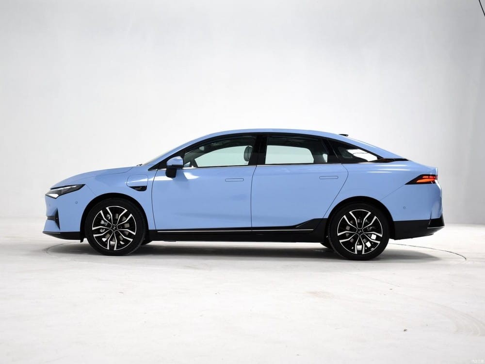 Phía bên sườn của xe điện Xpeng P5 2021 Phía bên sườn của xe điện Xpeng P5 2021