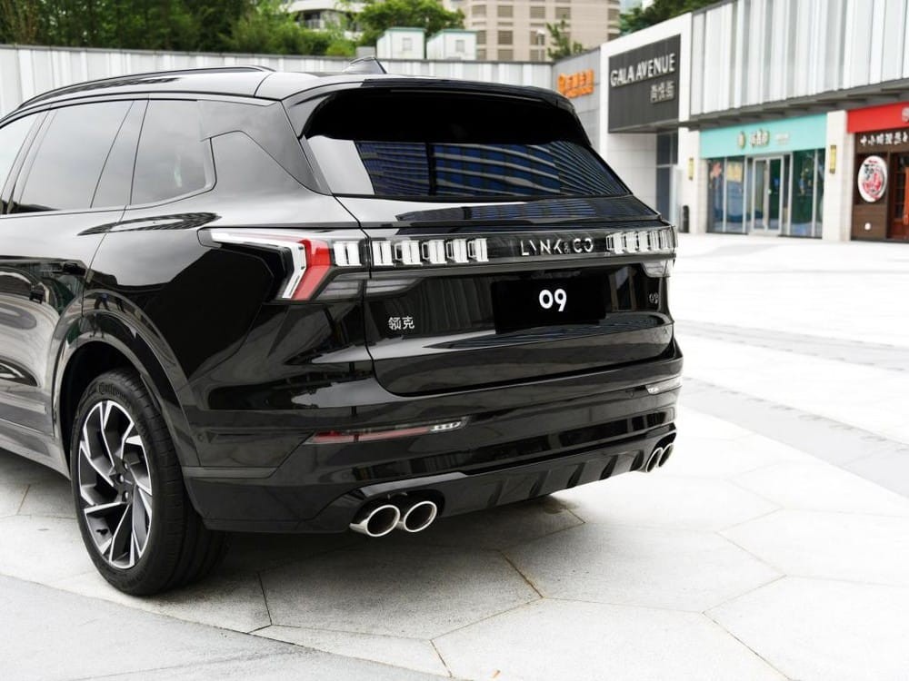 Lynk & Co 09 có 4 ống xả