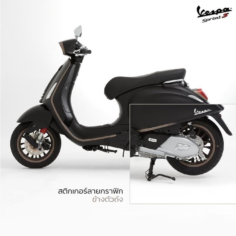 Màu đen kết hợp với vàng đồng trên Vespa Sprint S 150 2021