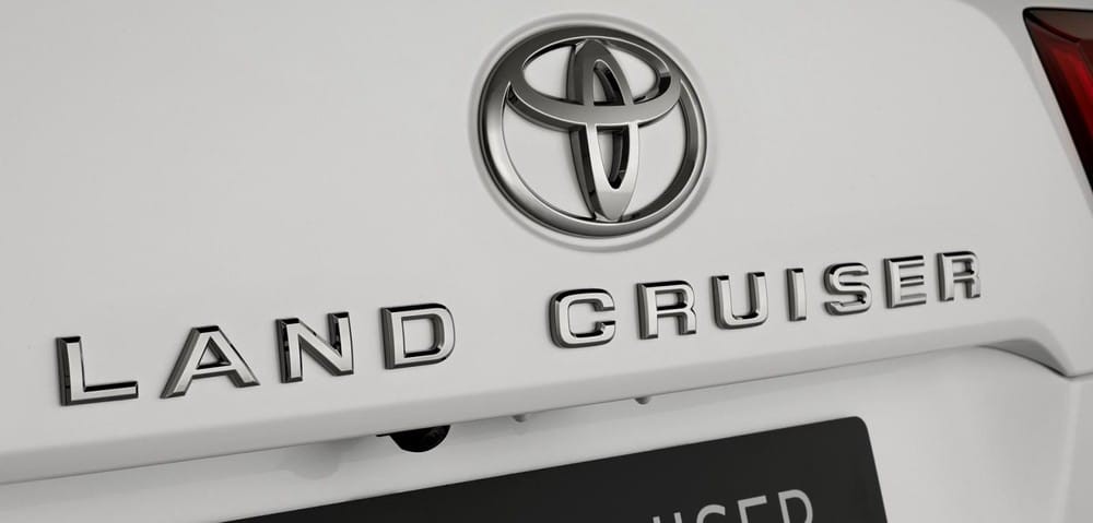 Tem chữ nổi Land Cruiser bên dưới logo Toyota Tem chữ nổi Land Cruiser bên dưới logo Toyota
