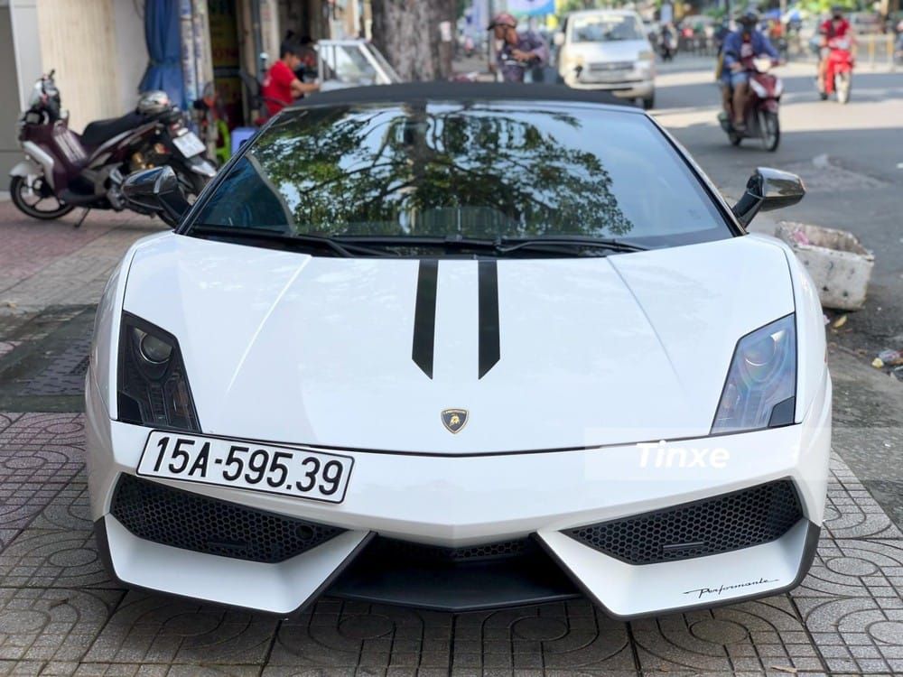 Màu sơn nguyên bản chiếc siêu xe mui trần Lamborghini Gallardo LP570-4 Spyder Performante độc nhất Việt Nam