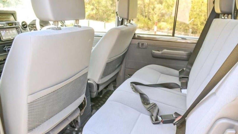 Nội thất phía sau của Toyota Land Cruiser GLX 6x6-2