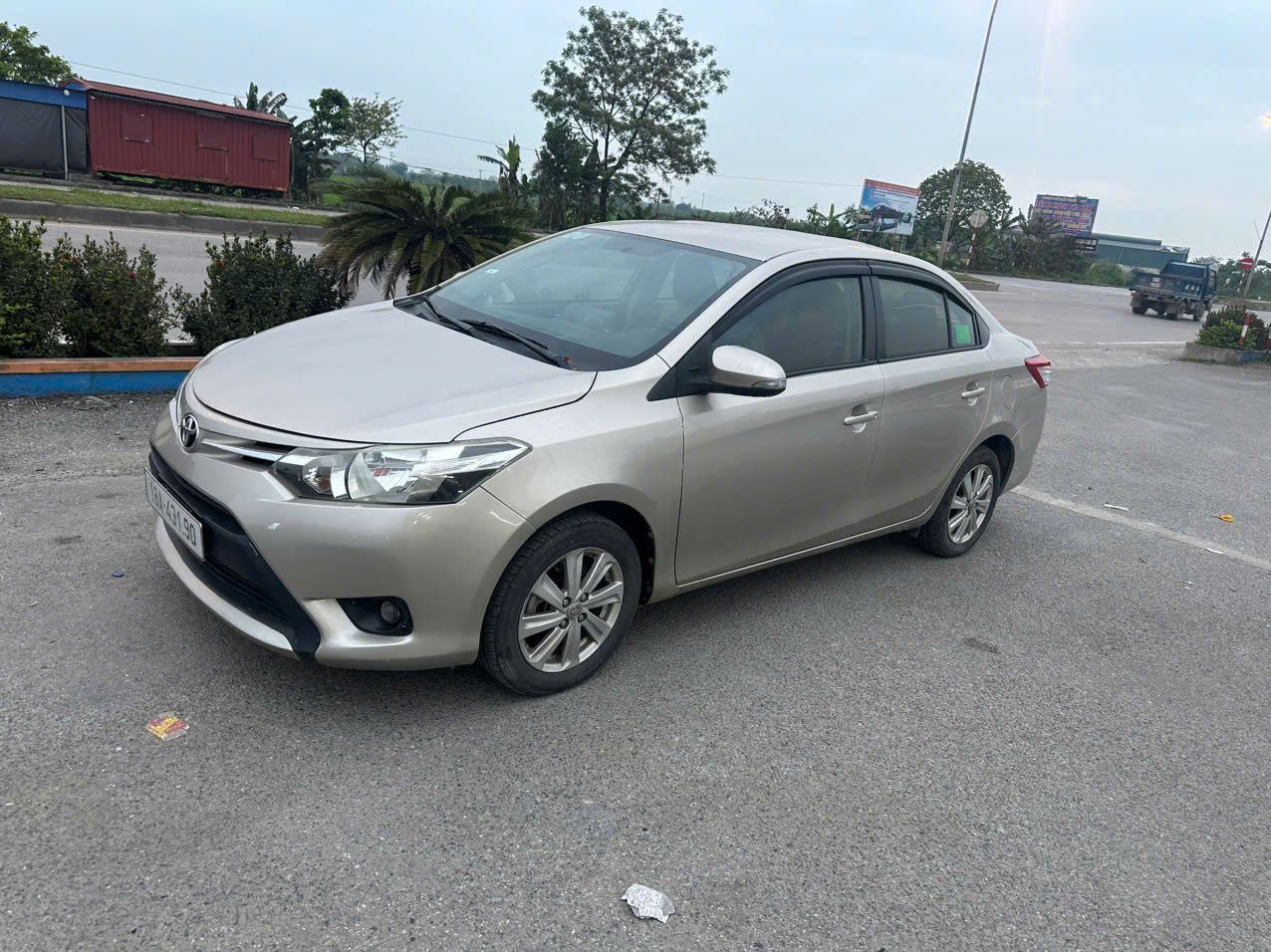 Chính chủ bán xe Toyota vios 2016 màu cát vàng số sàn