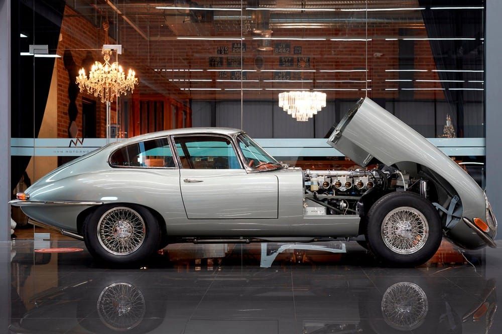 Phía bên sườn của Jaguar E-Type Reimagined bởi Helm Motors Phía bên sườn của Jaguar E-Type Reimagined bởi Helm Motors