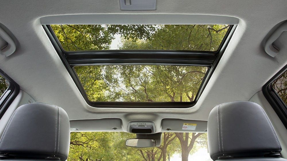 Cửa sổ trời toàn cảnh của Chevrolet Tracker 2021