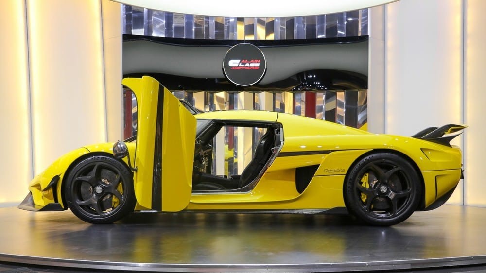 Và hàng loạt chi tiết carbon Và hàng loạt chi tiết carbon