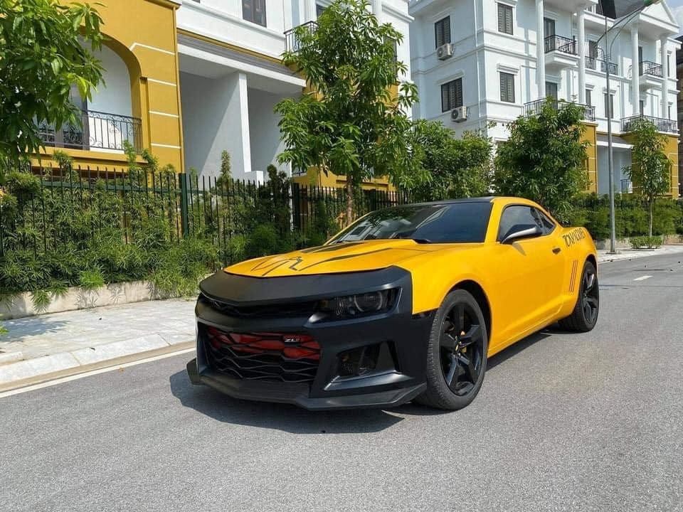 Ngoại thất xe phối 2 màu là vàng và đen được dân mạnh đánh giá Ngoại thất xe phối 2 màu là vàng và đen được dân mạnh đánh giá sến sẩm