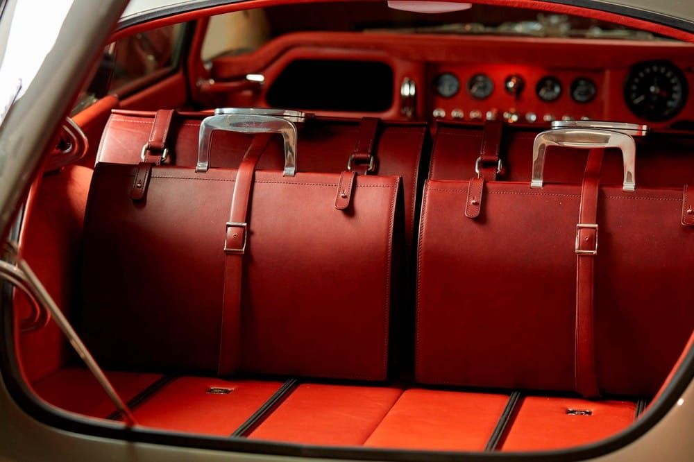 Bộ hành lý đi kèm với Jaguar E-Type Reimagined bởi Helm Motors Bộ hành lý đi kèm với Jaguar E-Type Reimagined bởi Helm Motors