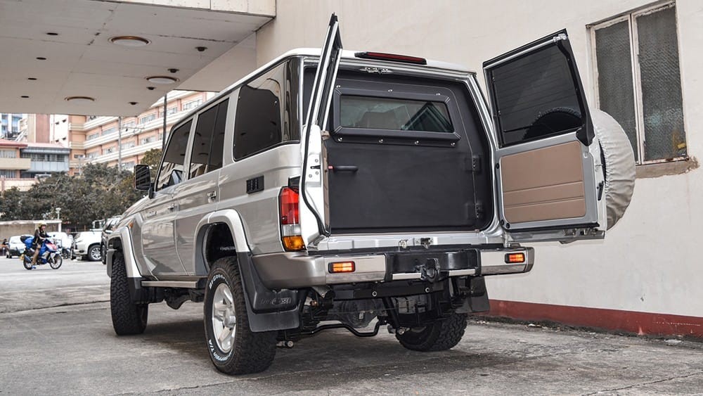 Phía sau của chiếc Toyota Land Cruiser 76 bọc giáp