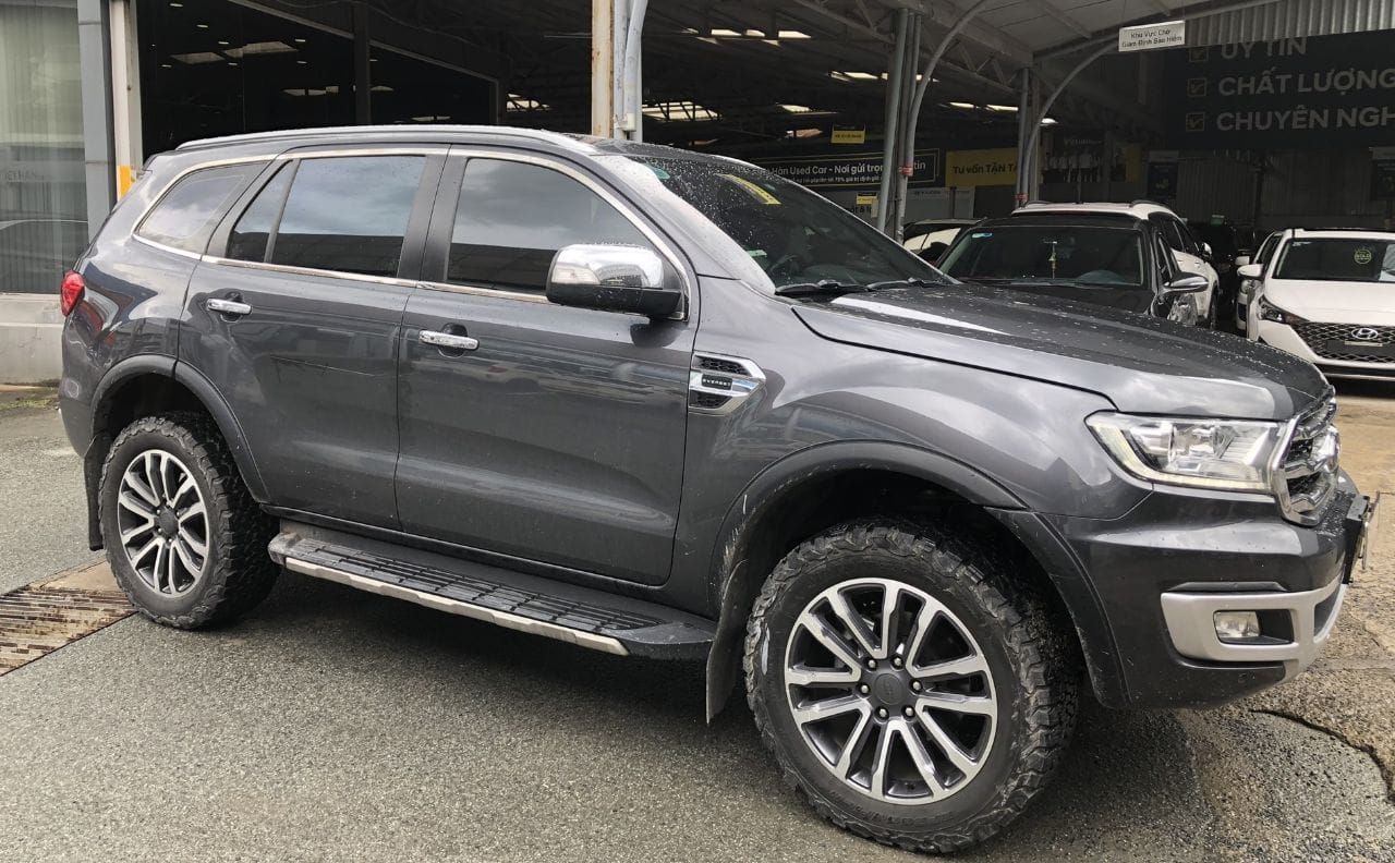 Everest 20AT Titanium 2WD 2019 màu xám