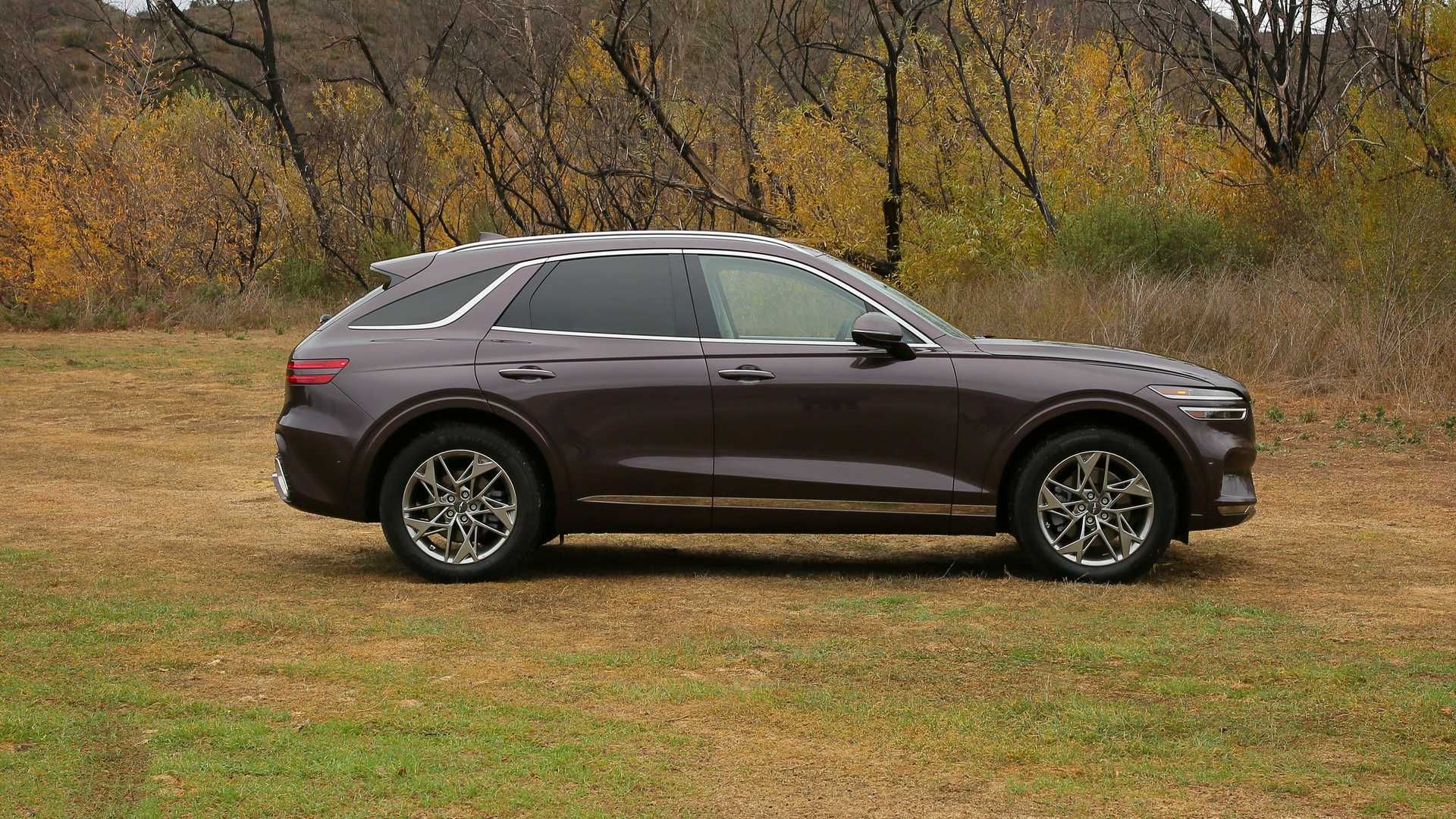 Hông xe Genesis GV70 2022 Vs Lexus NX 350 2022