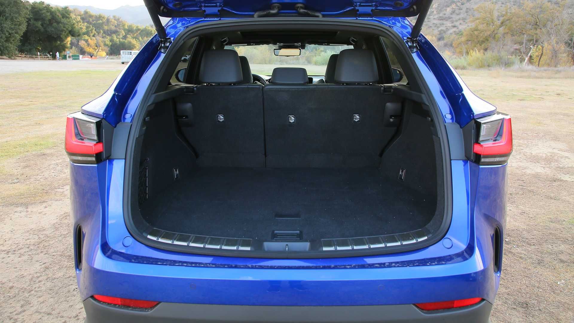 Khoang chứa đồ Lexus