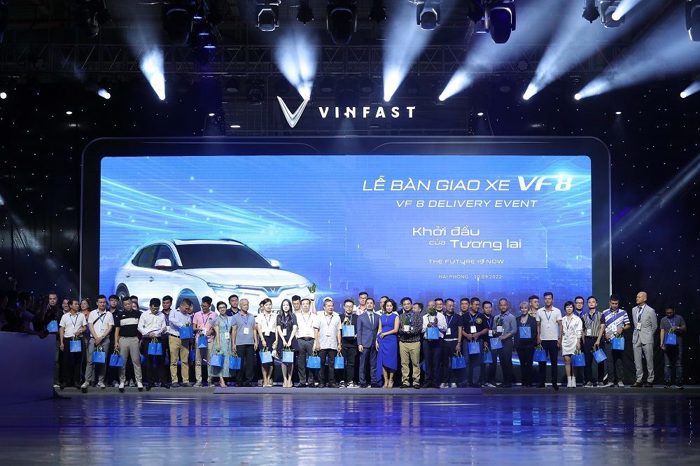 Những khách hàng đầu tiên