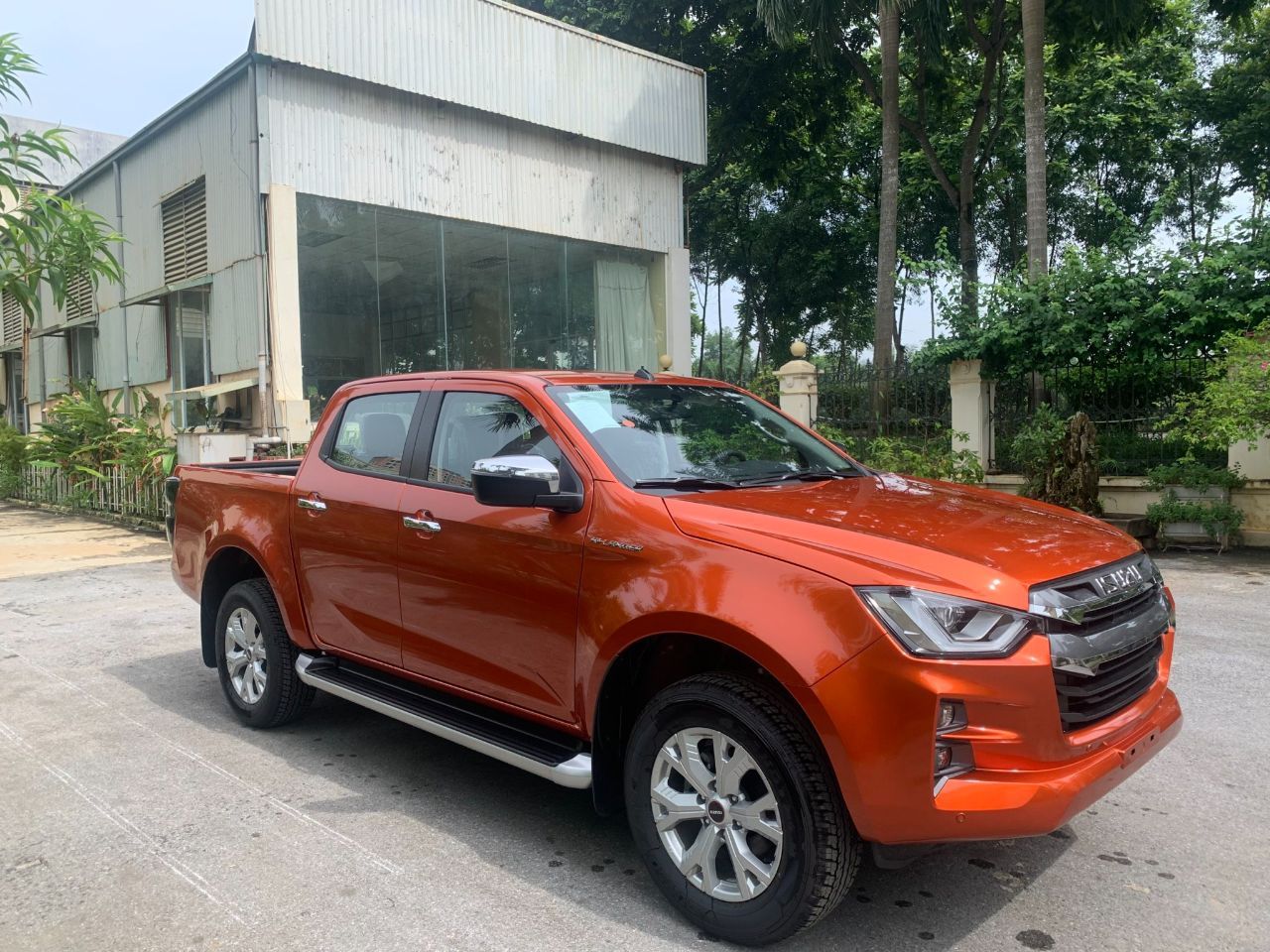 ISUZU DMAX mẫu xe bán tải gầm cao tiện nghi. Giá chỉ từ: 600 tr