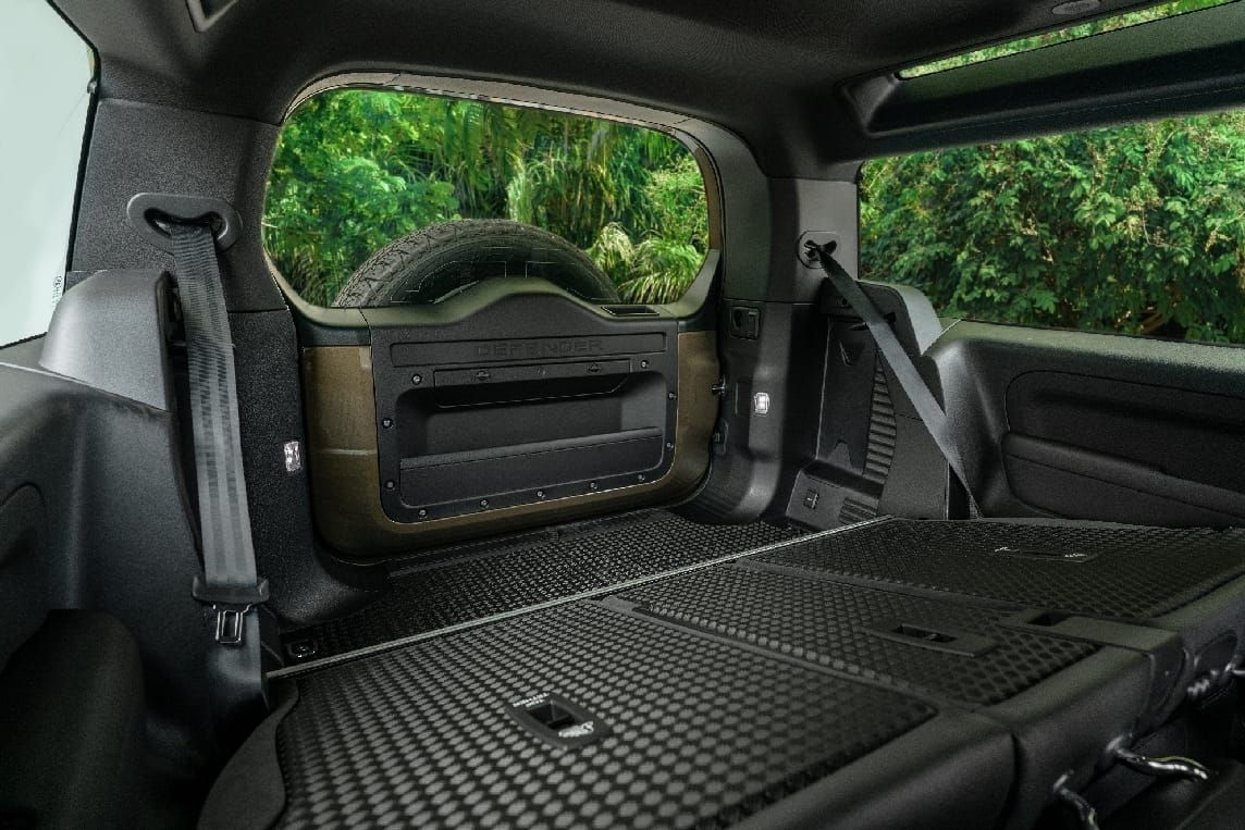 Defender 90 có kích thước chiều dài tổng thể 4.583 mm ngắn hơn 435 mm so với phiên bản Defender 110.