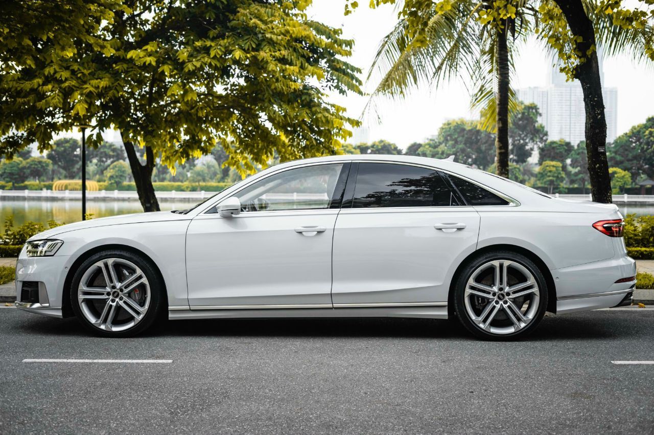 Chính chủ bán xe Sedan thể thao sang trọng sản xuất 2020