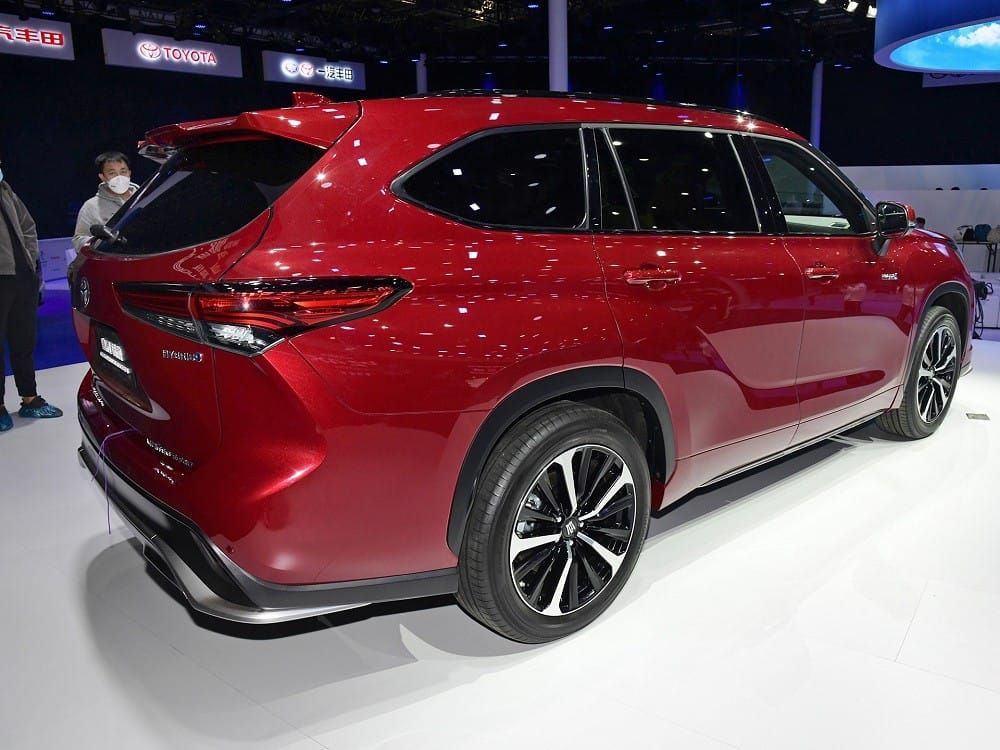 Thiết kế đằng sau của Toyota Crown Kluger 