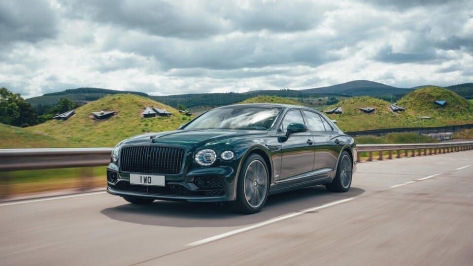 Bentley Flying Spur Plug-in Hybrid 2022: Đã sang trọng, lịch thiệp lại còn tiết kiệm nhiên liệu