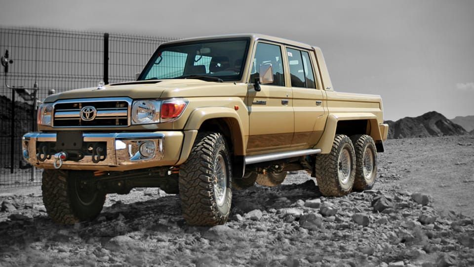 Chiếc bán tải Toyota Land Cruiser GLX 6x6 này là một quái vật off-road với giá rao bán 3,39 tỷ đồng