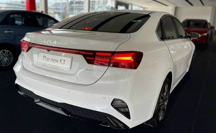 KIA K3 Premium màu trắng xe sẵn giao ngay
