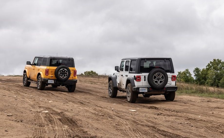 Ford Bronco 2021 và Jeep Wrangler 2021: Cạnh tranh không hồi kết.