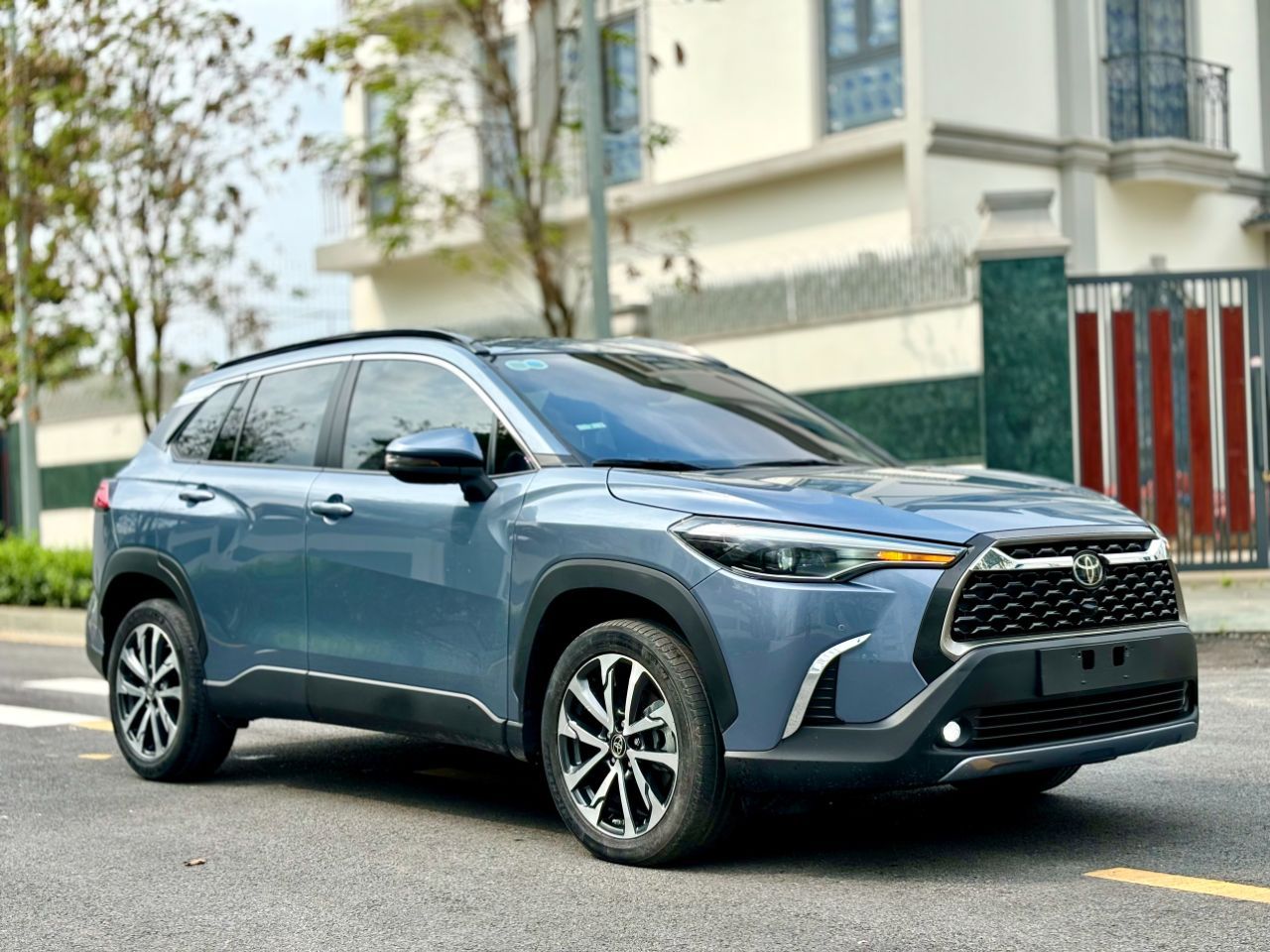 BÁN XE COROLLA CROSS 1.8V - 2021 - Giá 750 TRIỆU .