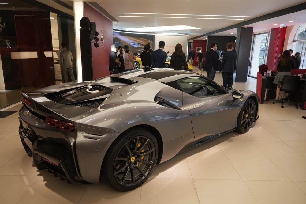 Ferrari SF90 Spider có giá đắt hơn 10% so với phiên bản Ferrari SF90 Stradale được bán ra ở Hong Kong