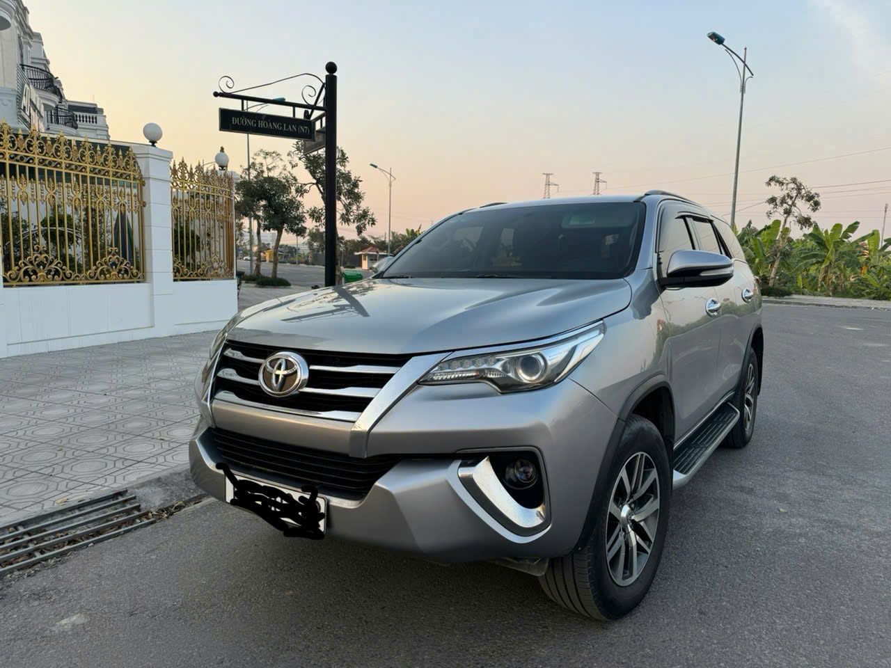 Toyota Fortuner 2.7V đời 2017 máy xăng 2 cầu còn rất mới